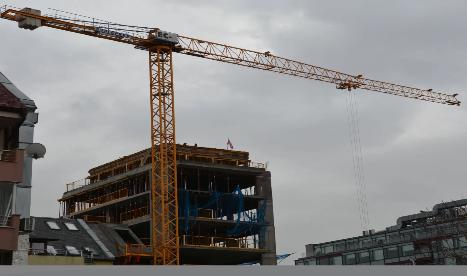 تاجير او بيع رافعة برجية تور كرين نوع ليبهير 50 اي سي بي 5 فلات هيد